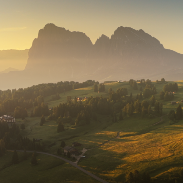 Alpe di Siusi – A Cinematic Flight Through Morning Light